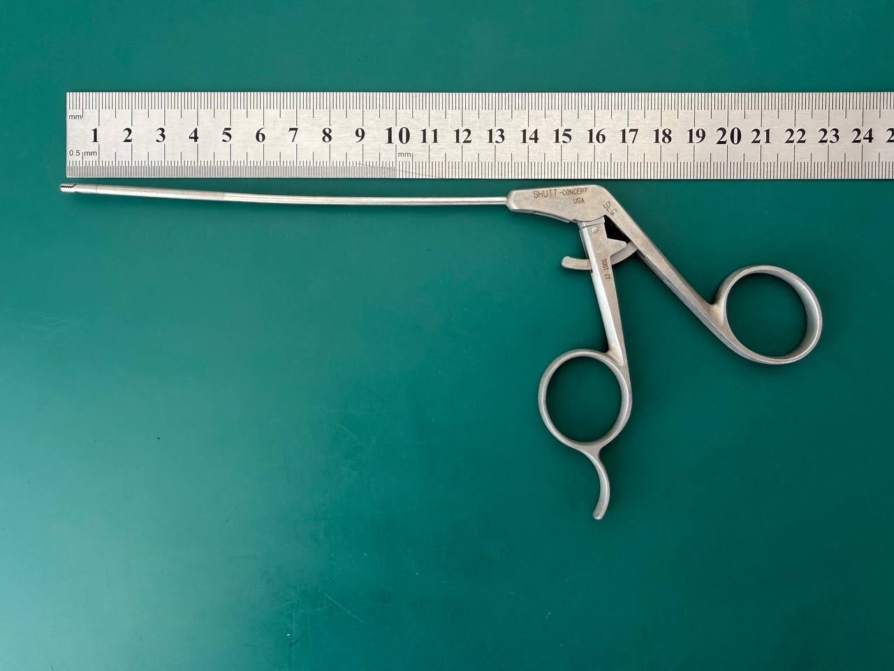 ConMed SHUTT-Linvatec 12.1001 2.75mm Straight Grasping Forceps Arthroscopy 9″