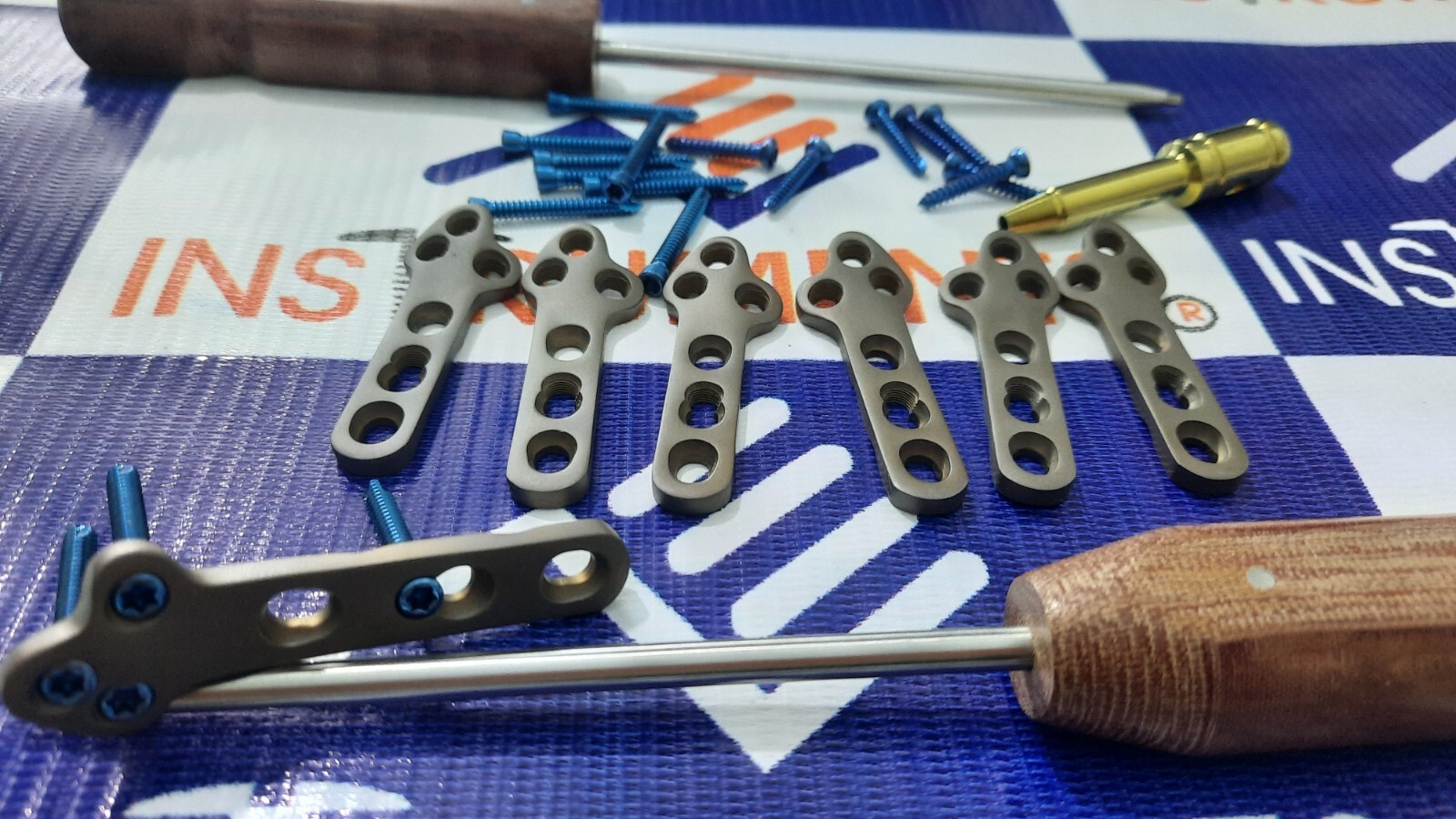 3.5MM TPLO PLATES(64mm Long) LEFT &RIGHT 6 UNITS & SCREWS TITANIUM AO (56 Pcs)