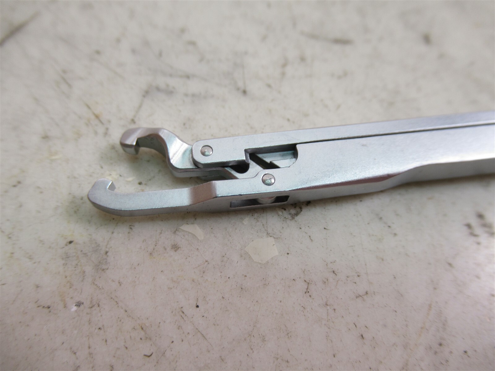 Medtronic Extractor 9296099 Crescent Spinal System PEEK Vertebral Body Spacer