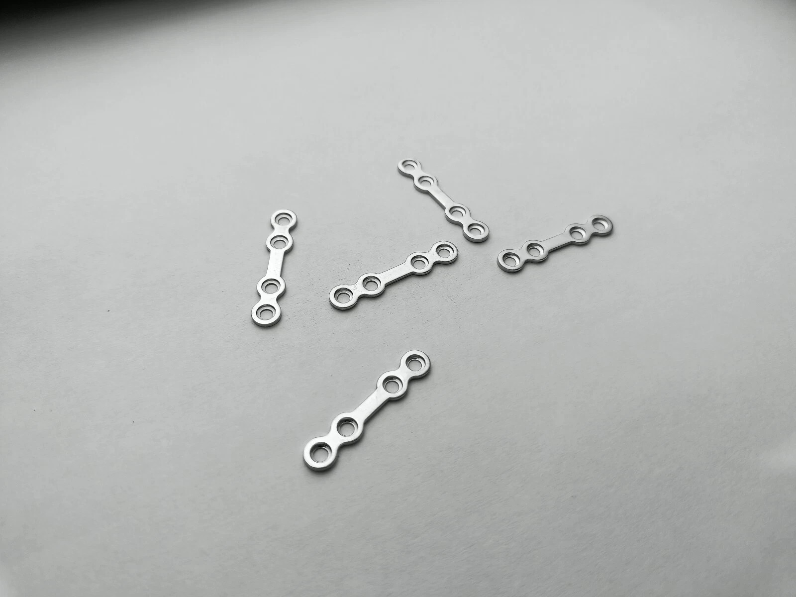Maxillofacial 2.0mm stainless steel plates (5pcs) with 50 screws instruments