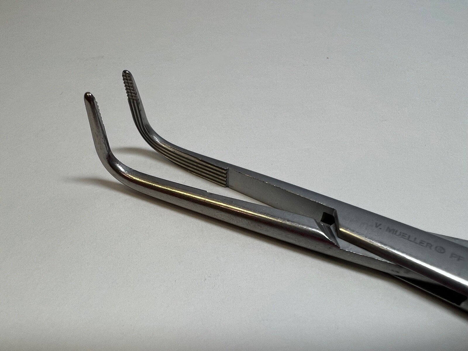 V. Mueller CH1725 Forcep 8-1/2″ Cross Serrated Tips w/ Longitudinal Serrations