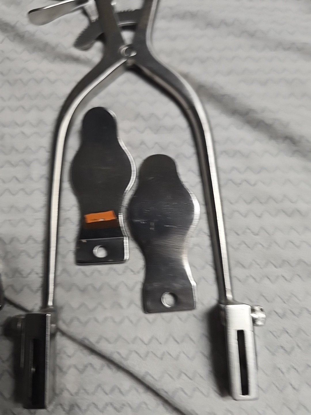 Income 1570 Retractor