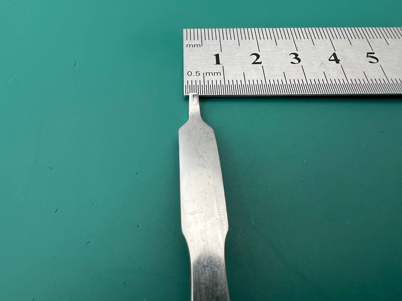 399.19 Small Hohmann Retractor 8mm Short Narrow Tip 160mm