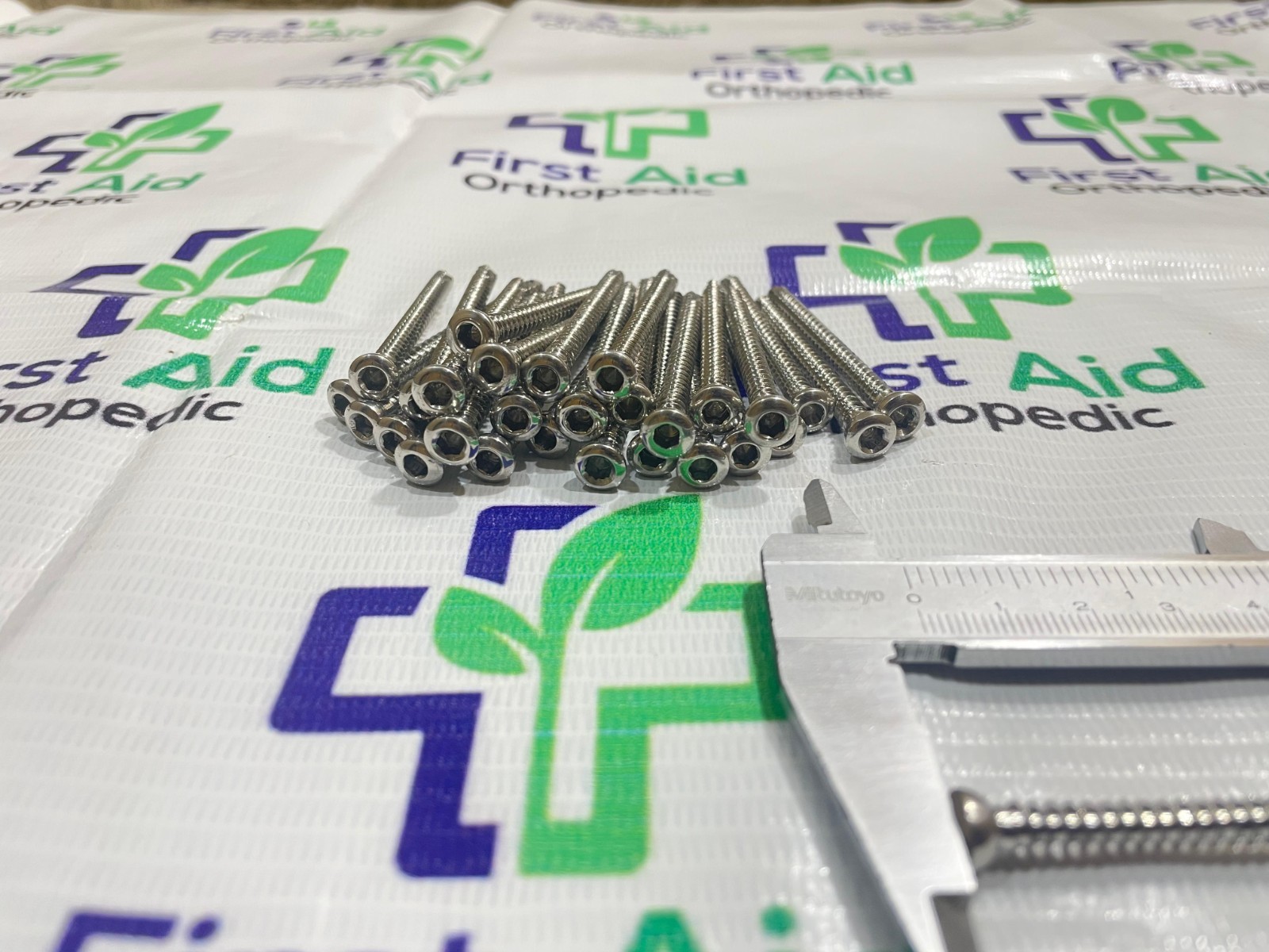 Corticals screws 2.7mm Ø Self Tapping Different Length 140 Pcs Set Orthopedics