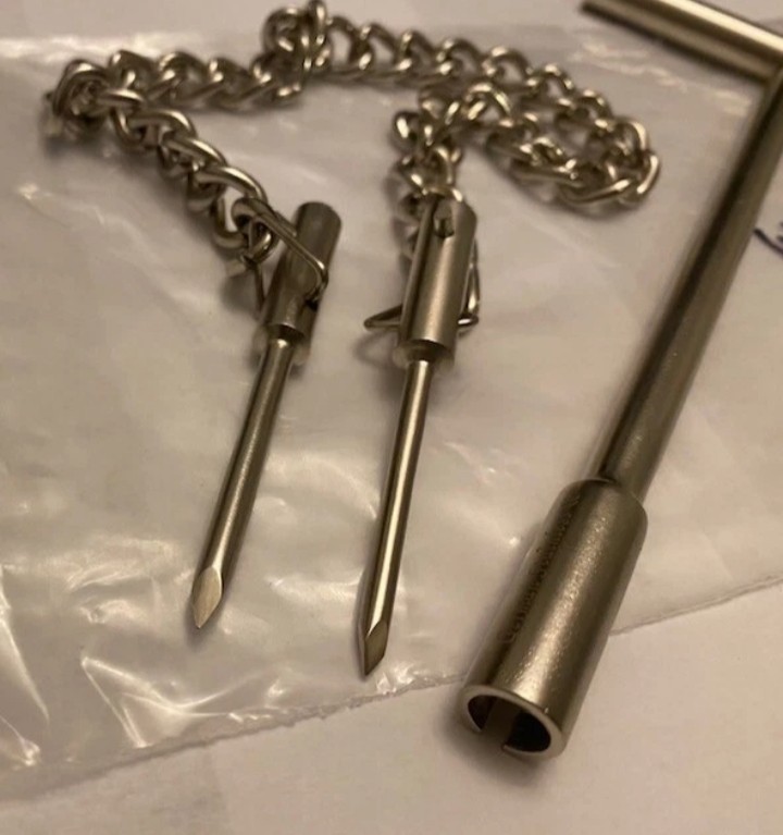 WM9673423—CHARNLEY RETRACTOR WITH 2 PIN AND HEAVY CHAIN AND T -HANDLE