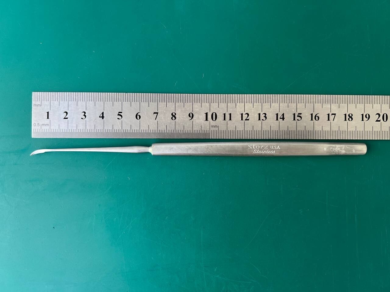 Storz N-2910 Curved Sickle Knife 7 1/2”, blunt 10 mm blade, flat handle