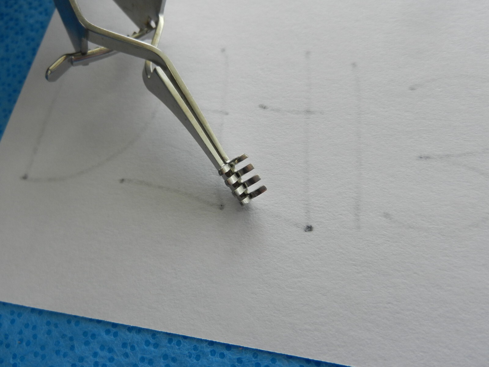 D7713 V. Mueller Automatic Micro Surgical Retractor Sharp 4×4 Prongs SU3145