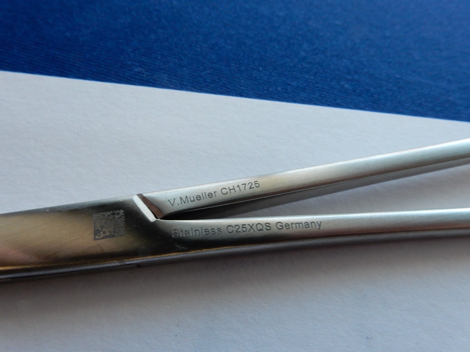 V. Mueller CH1725 Hemostatic Mixter Forceps Angled 90° Cross Serrated Tip 8-1/2″