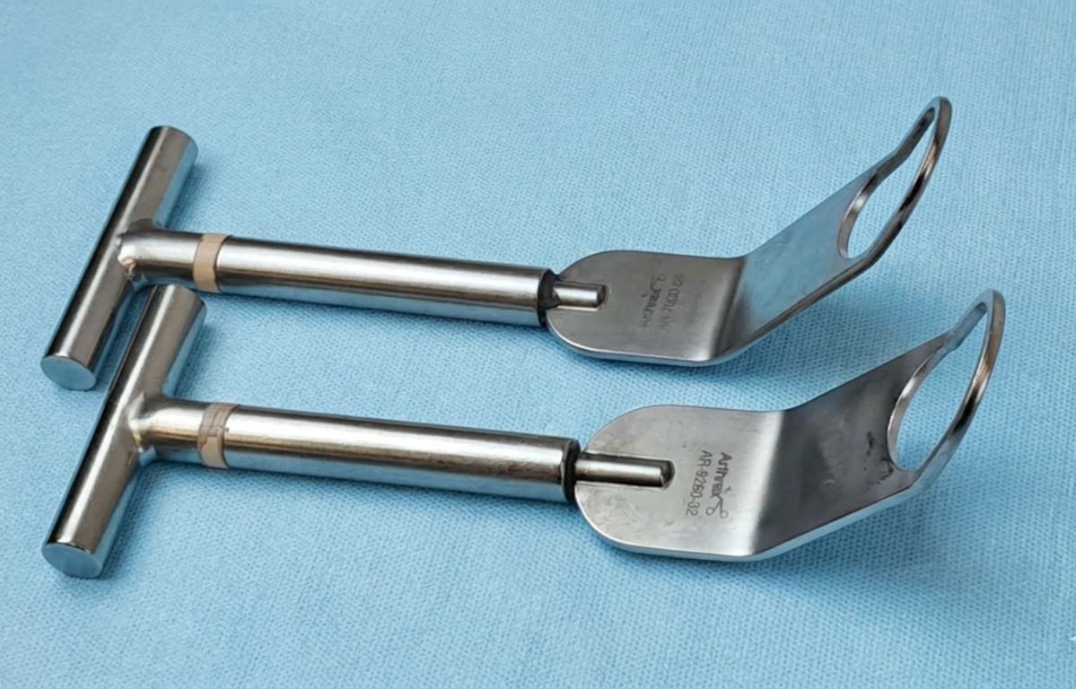 Pair of Arthrex Fukuda Retractors AR-7000-08 (Small) & AR-9260-32 (Large/Wide)