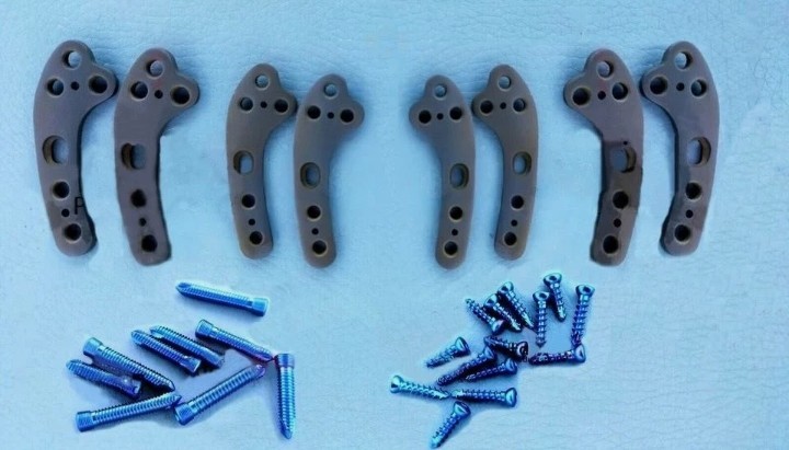 2.0 & 2.4MM TPLO PLATE LEFT&RIGHT 12 UNITS & 72 UNITS SCREWS TITANIUM (88 Pcs)