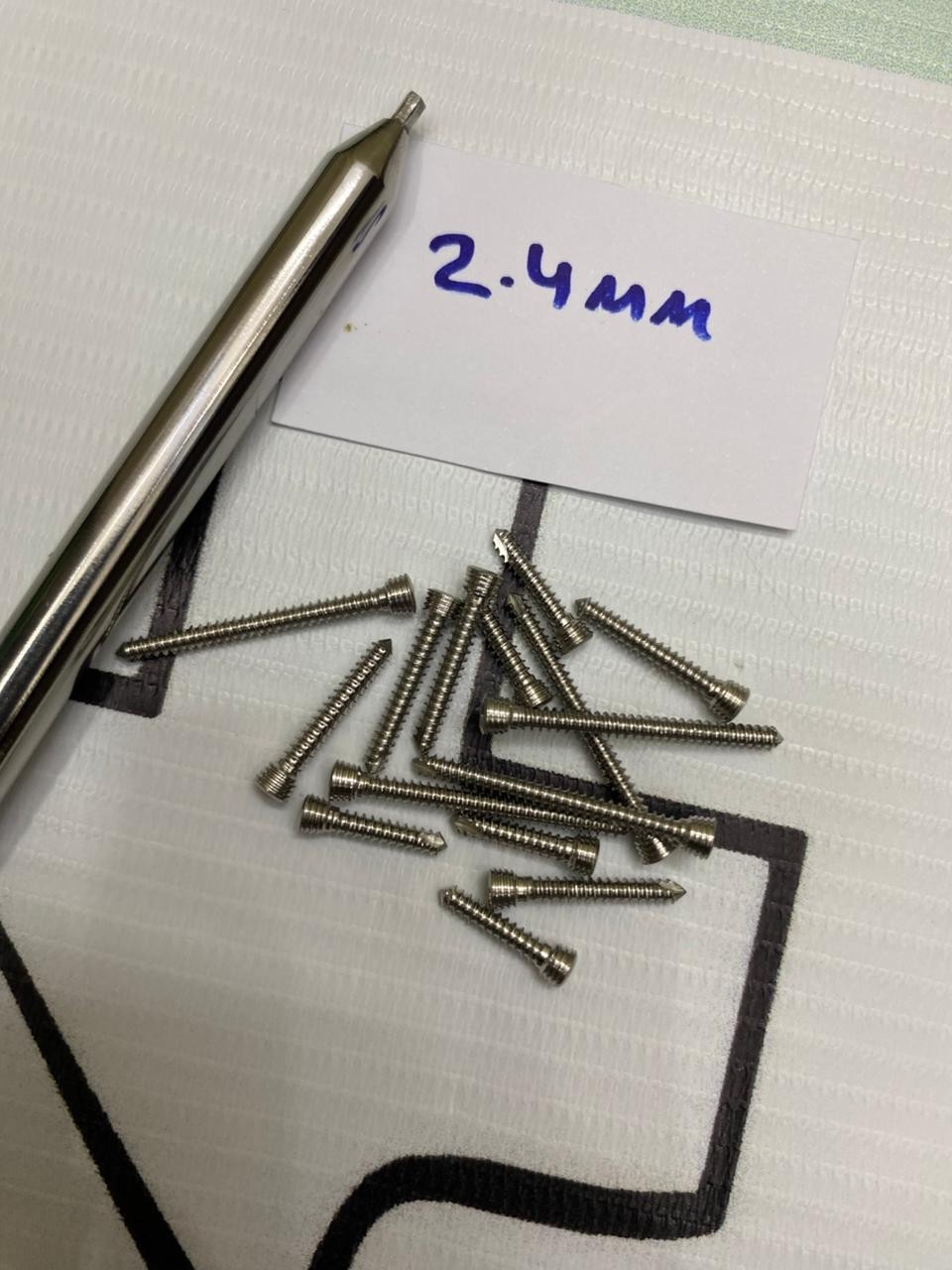 2.4MM Locking Screws Self Tapping 8mm-28mm With Screw Driver 111 Pcs SS