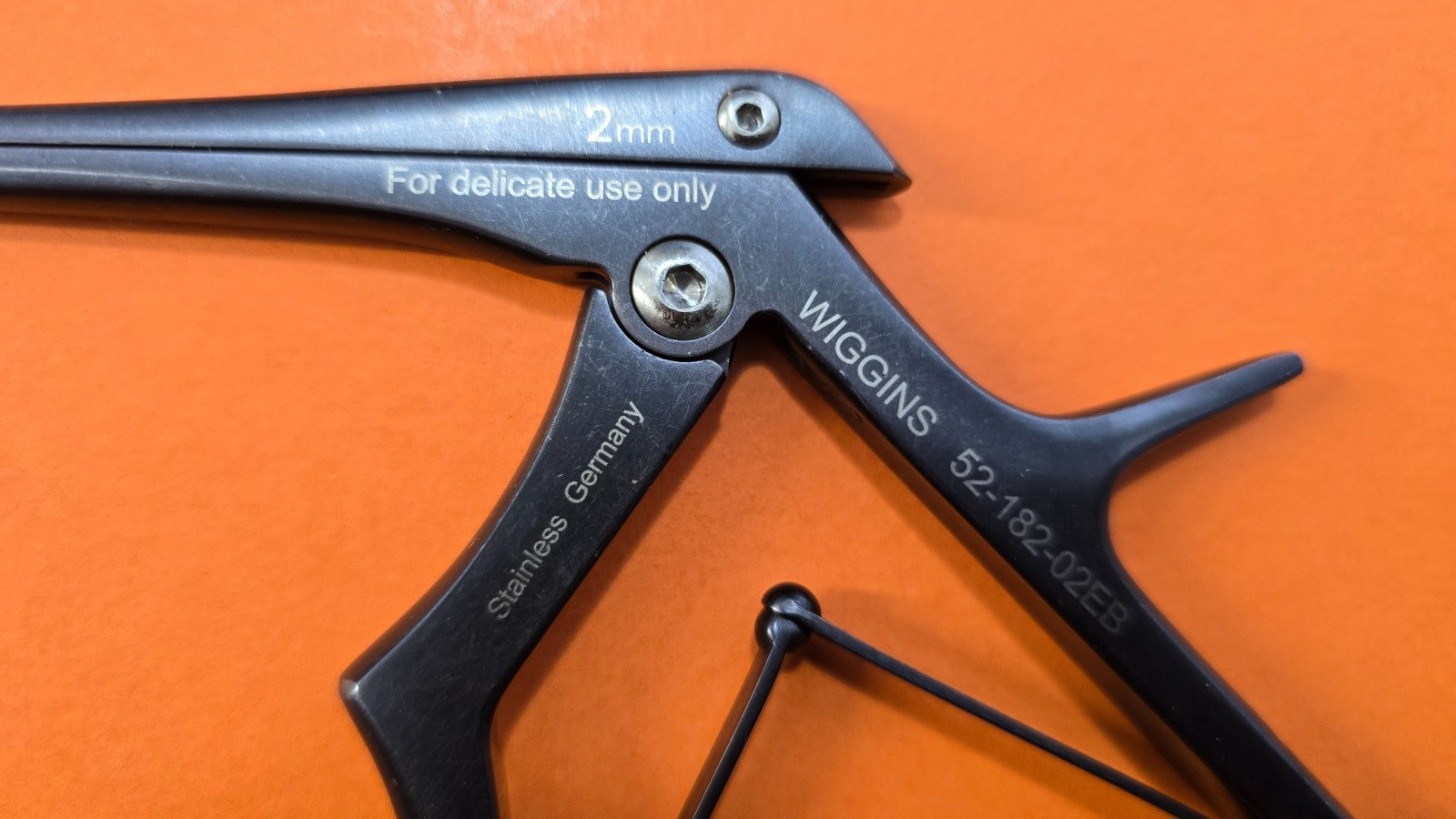 WIGGINS Surgical Kerrison Rongeurs 2mm x 8″ Shaft 40 degree Black Coated