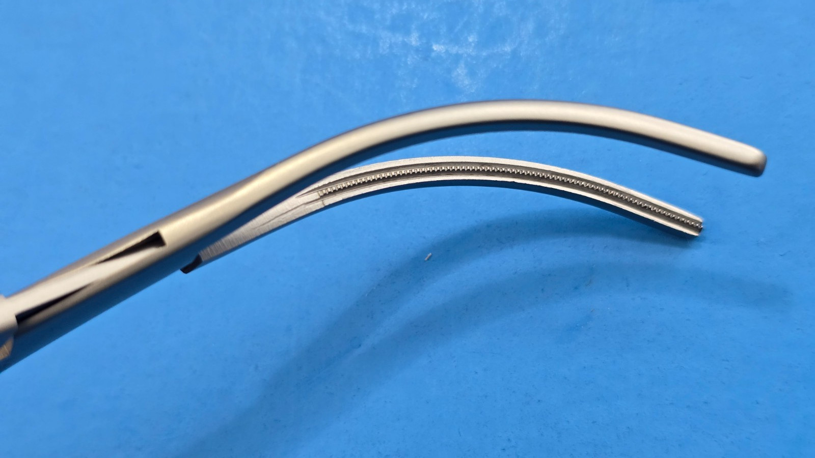 CODMAN 37-1071 Surgical Pediatric Debakey Clamp 13cm Curved Jaws.