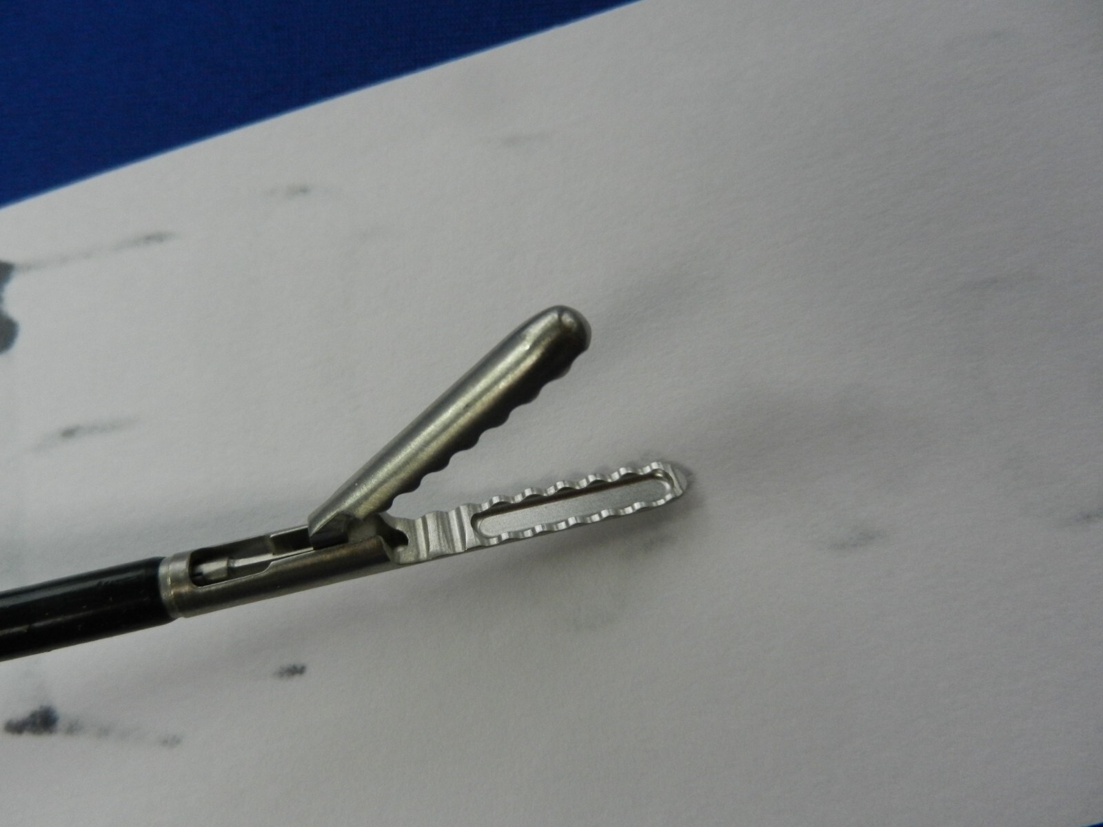E6009 Aesculap 8360-00 Prestige Atraumatic Single Action Slide Lock Grasper 5mm