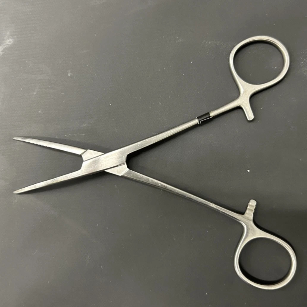 V.Mueller Hemostatic Forceps Affinity Kelly 5-1/2 Inch, SA2722