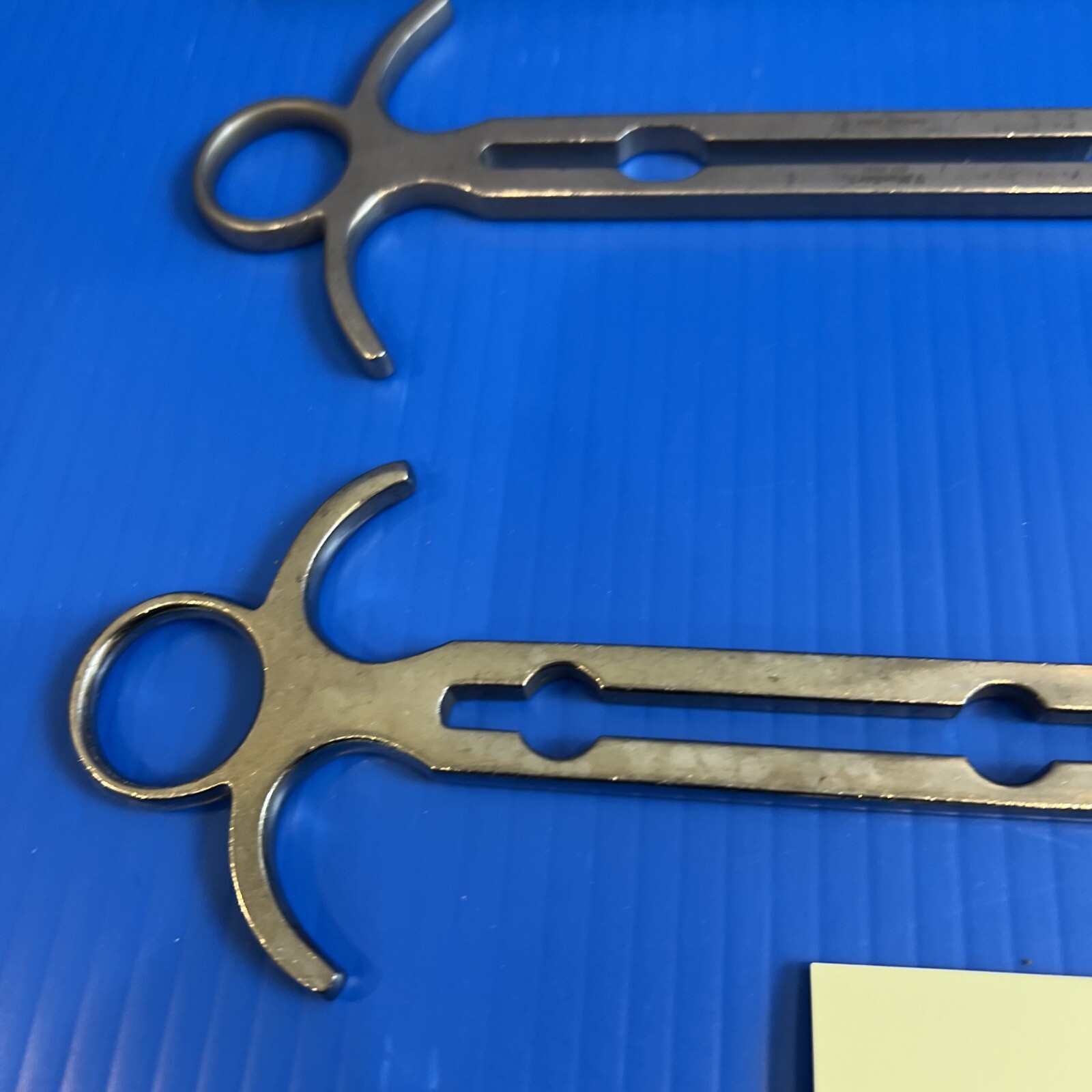 V. Mueller SU3021 and 1 unbranded Balfour Retractor Center Blades