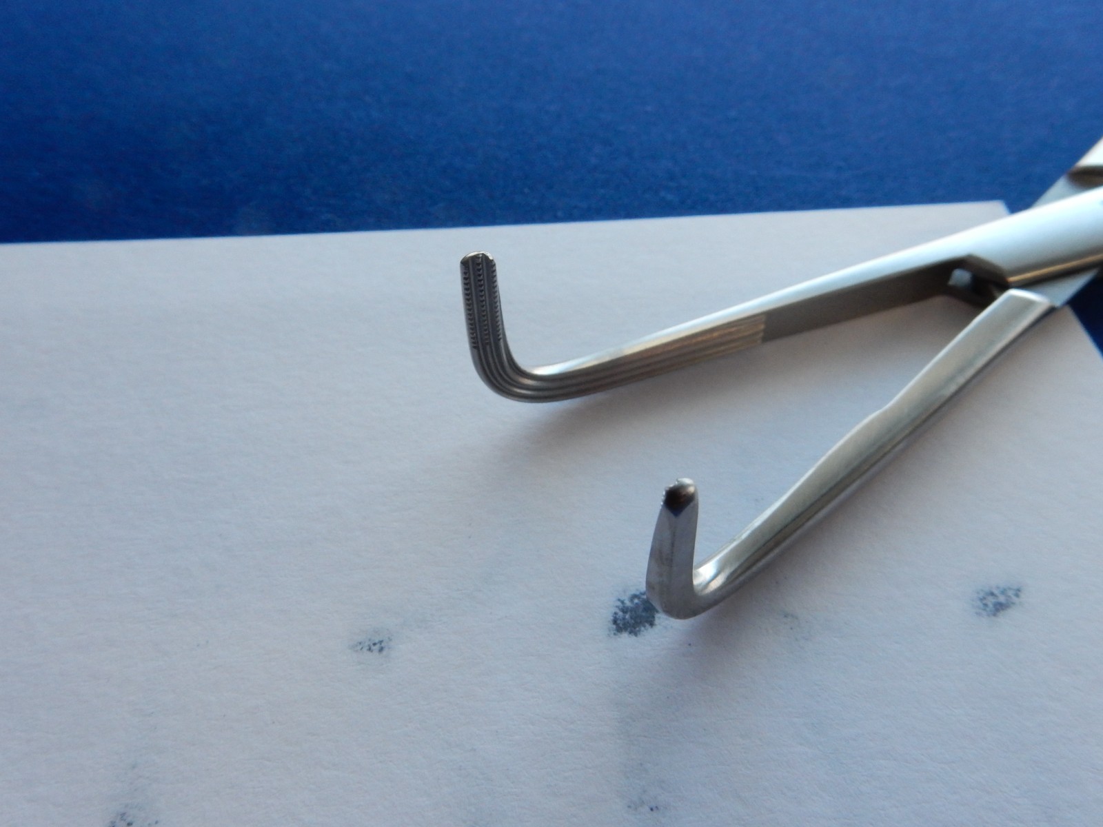 V. Mueller CH1725 Hemostatic Mixter Forceps Angled 90° Cross Serrated Tip 8-1/2″