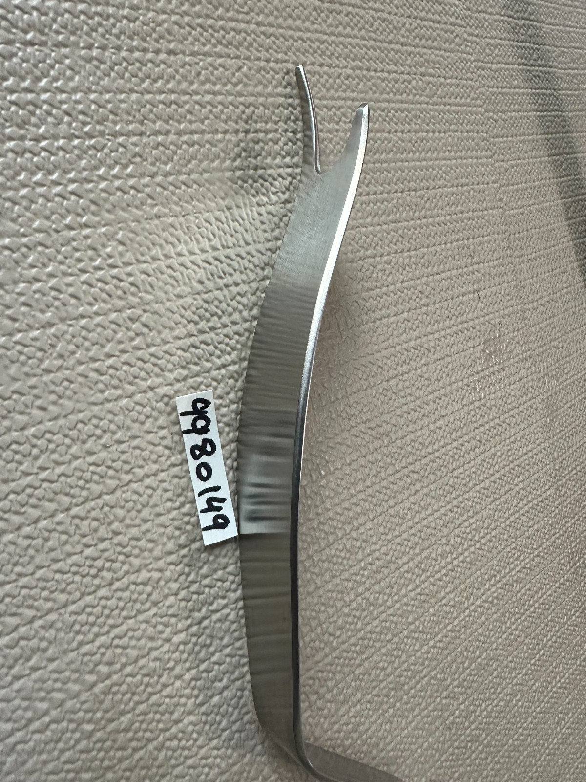 WM9980149—–RIGHT HOHMANN MEDICAL RETRACTOR FOR ( HIP SURGERY)