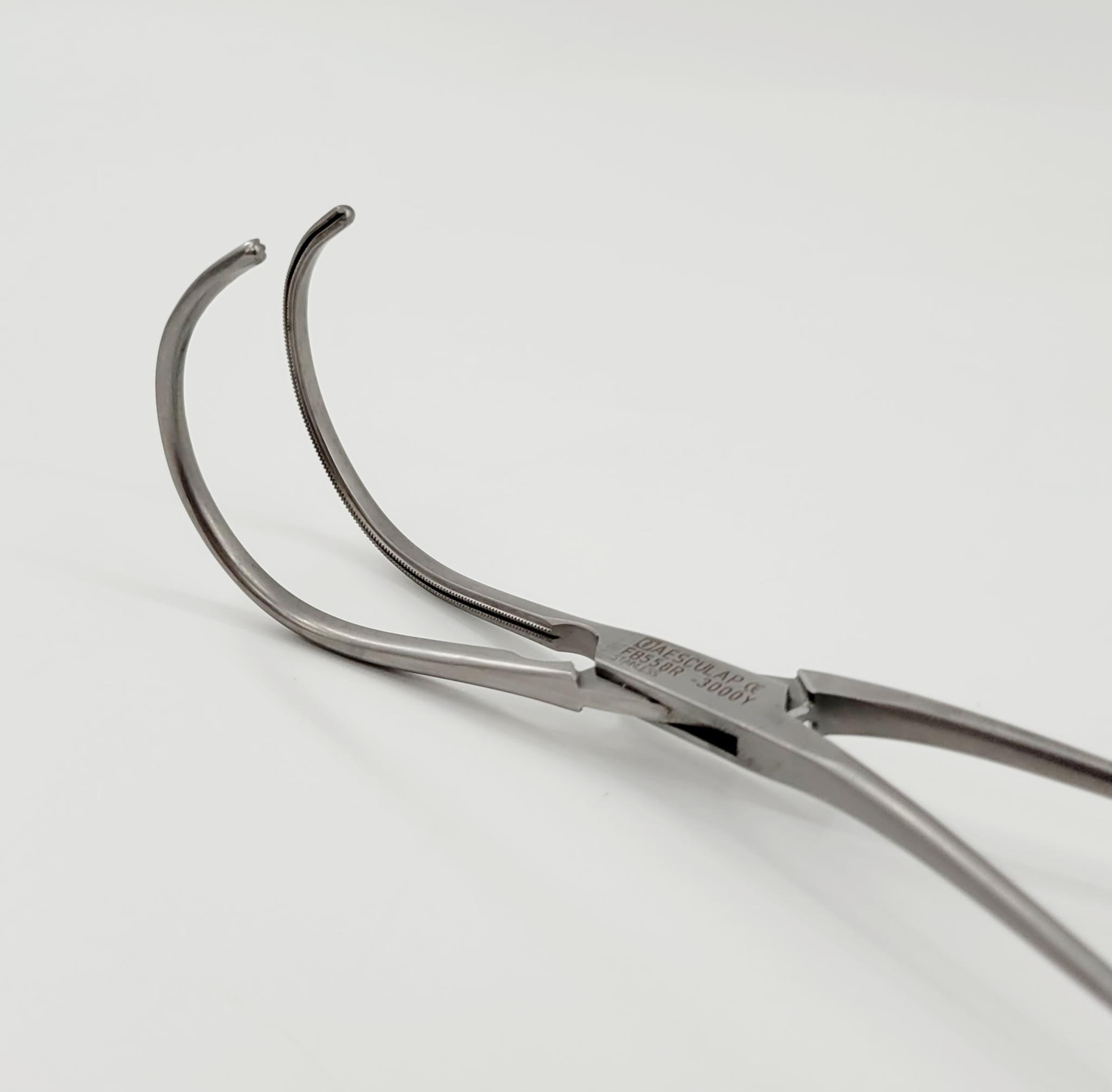 Aesculap FB558R De Bakey Atraumatic Vascular Clamp 170mm 6-3/4″