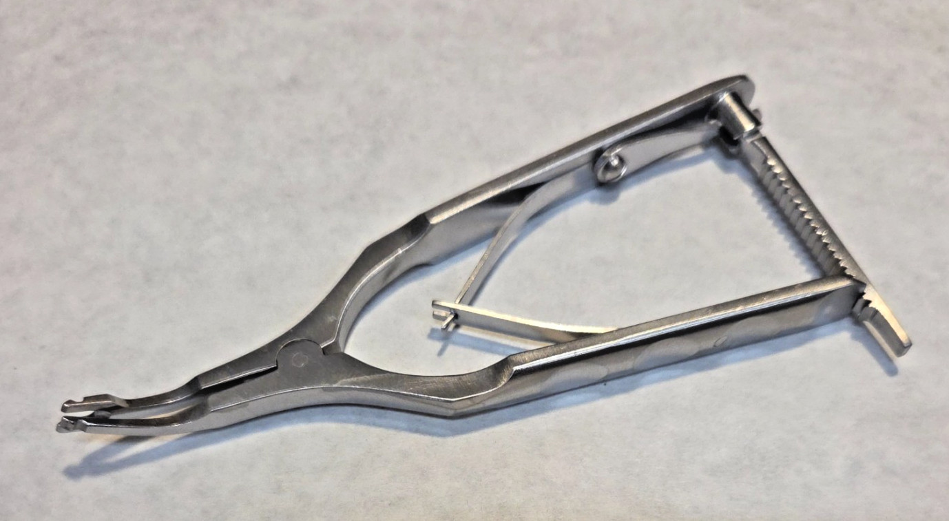 Waldemar Link / W. Link, 5.5″ Bone Holding Forceps # 10-5131 (A2 D)