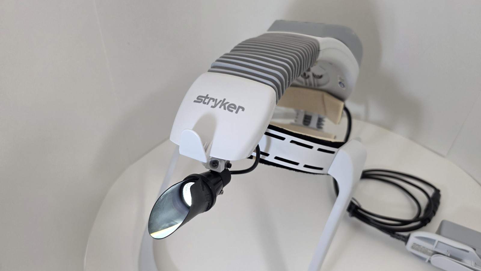 Stryker 0408-645-000 Flyte Surgical Helmet w/ Light, 408-600-300 Power Cord Batt