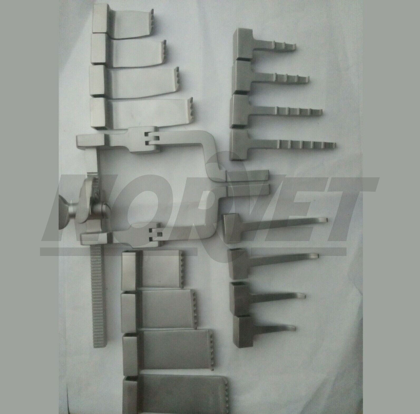 Norvet McCholuch Retractor set with 16pcs assorted blades