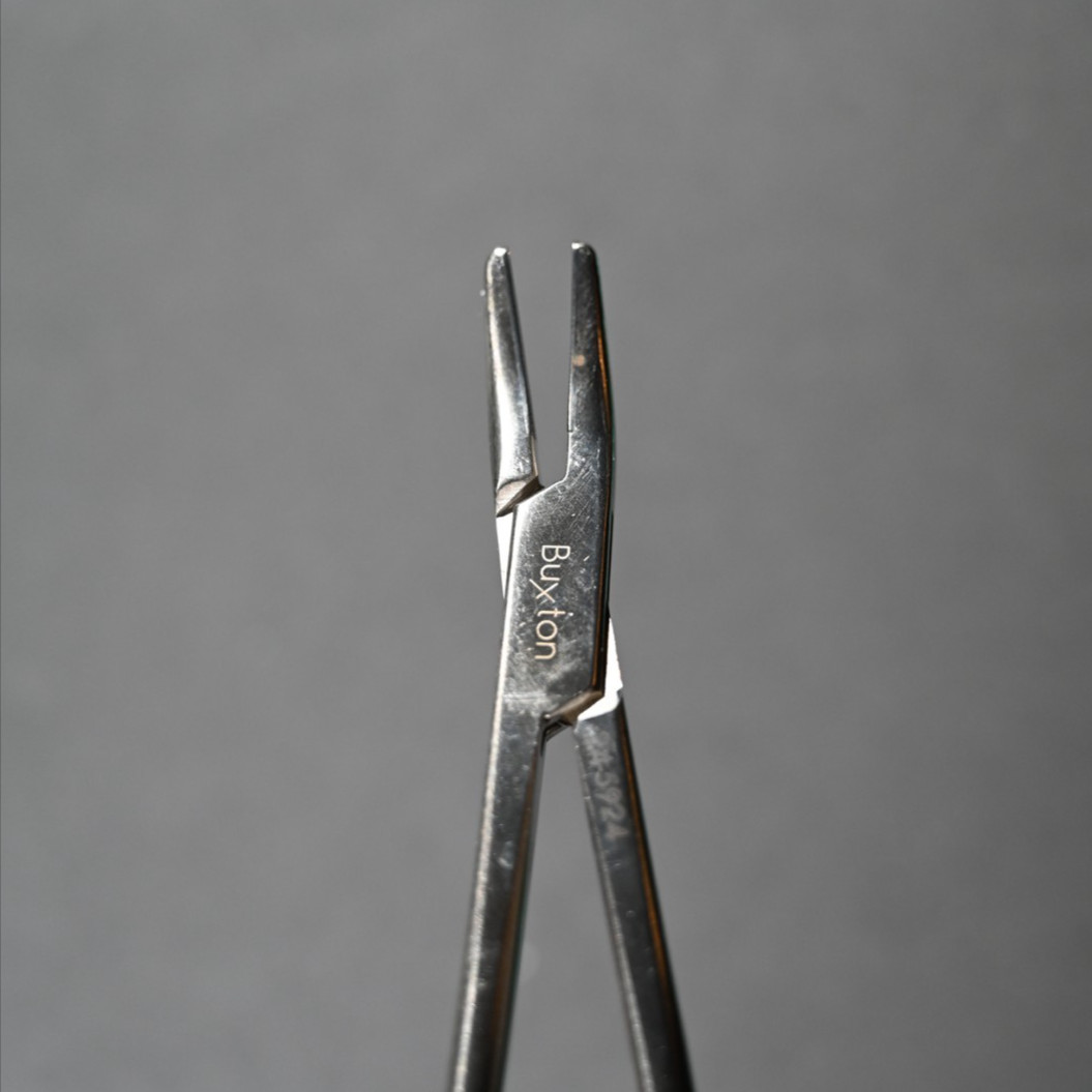 Buxton 24-5924 Heaney Needle Holder Curved Serrated Carbide Jaws 205 mm (8 in)