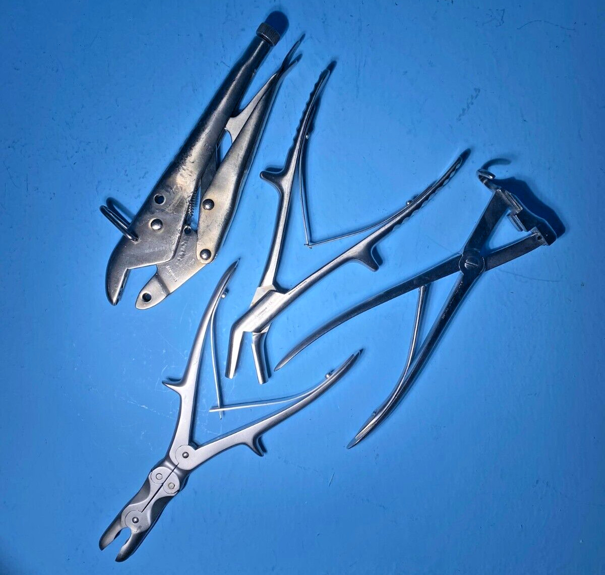 LEIBINGER SICOA V. MUELLER ZIMMER HOWMED MEDICA ORTHOPEDICS INSTRUMENT SET
