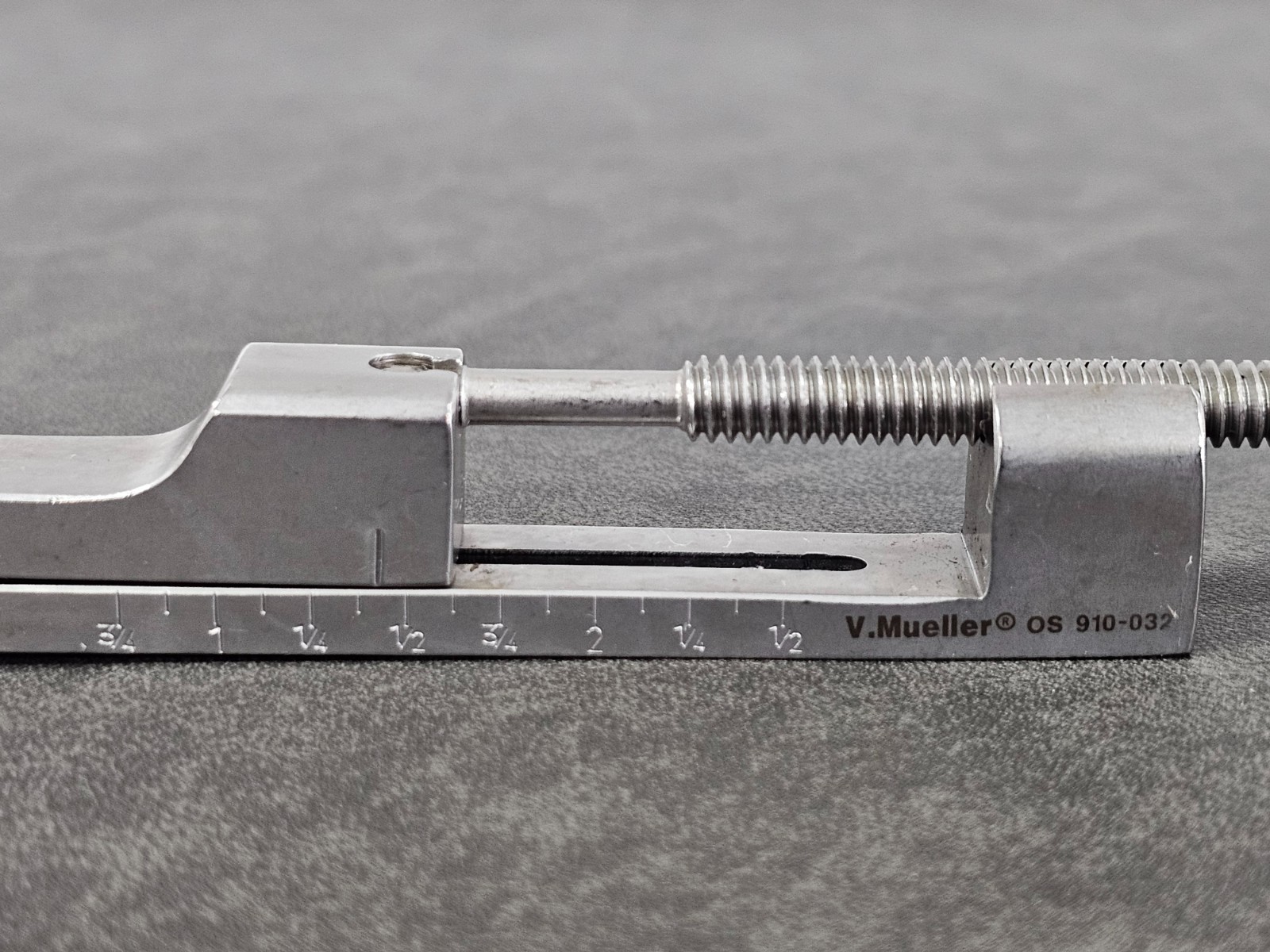 V. Mueller Lowman Bone Grasping Clamp Grasping Forceps OS910-032