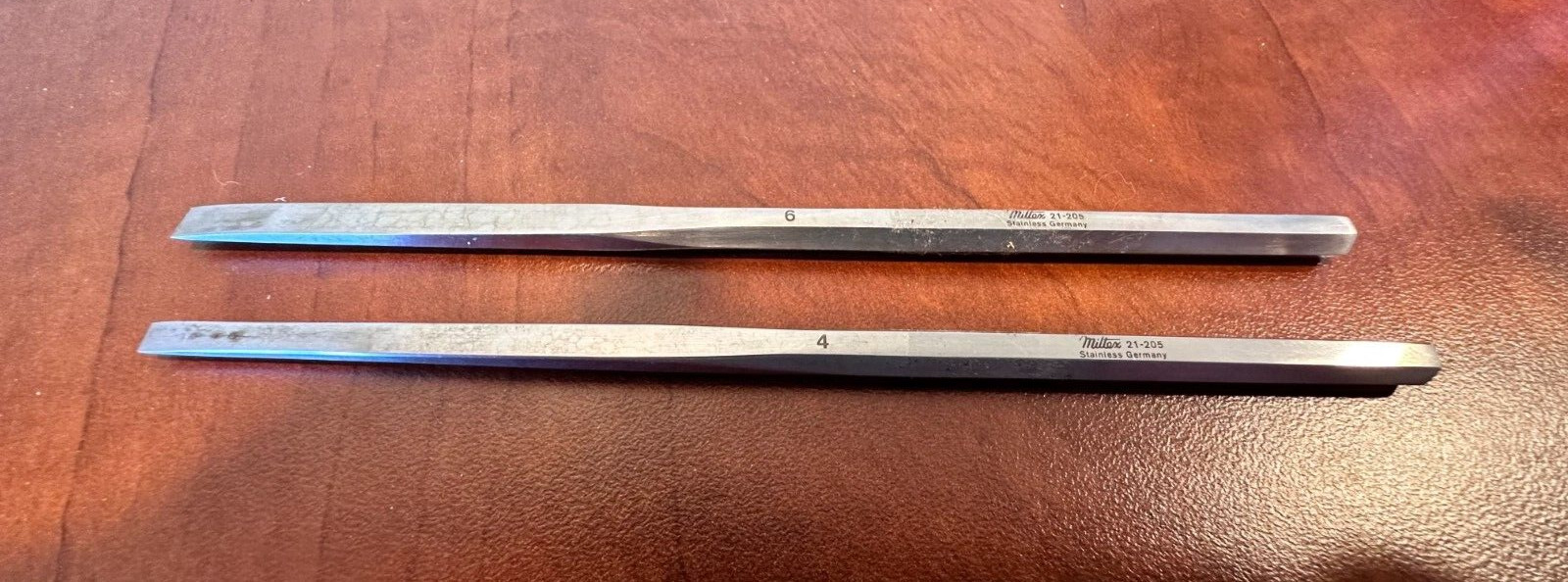 Miltex 21-205 Sheehan Osteotome, 6 1/4″ Lot/2 (x1 6mm wide & x1 4mm wide)