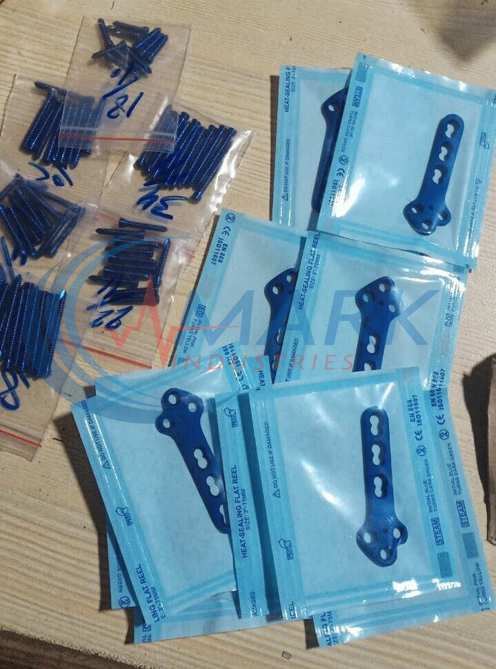 3.5MM TPLO PLATES 10 UNITS WITH SCREWS 60 UNITS SET, (70 ITEMS PER LOT) TITANIUM