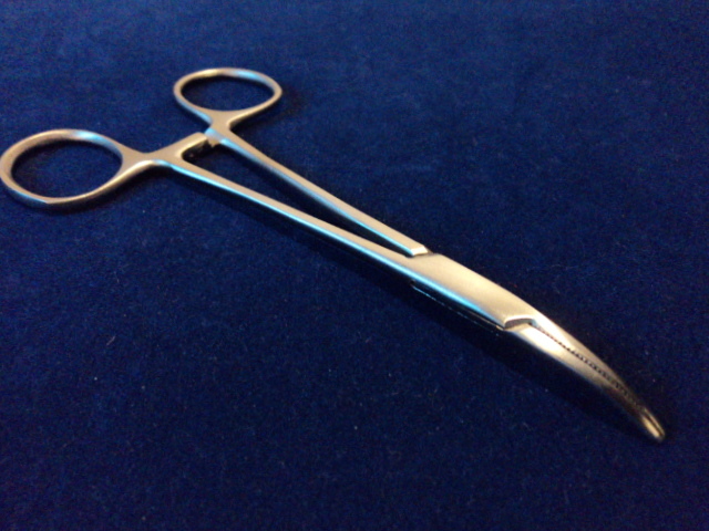 3 O.R GRADE MOSQUITO HEMOSTAT LOCKING FORCEP 5″ CURVED SERRATED TP