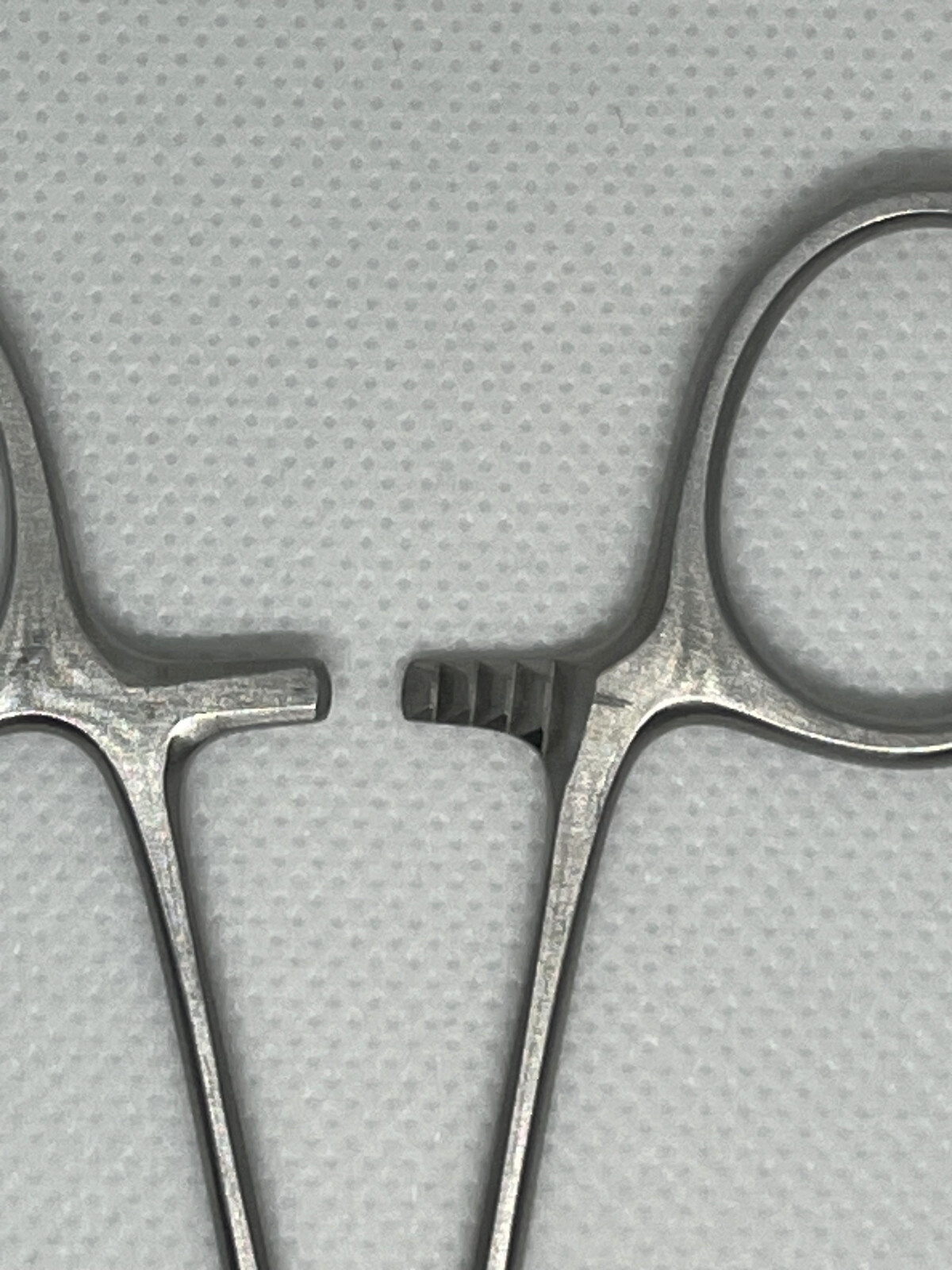 FST Hemostatic Forceps, 5″ Length, Serrated Curved 3/4″ Jaws, Excellent