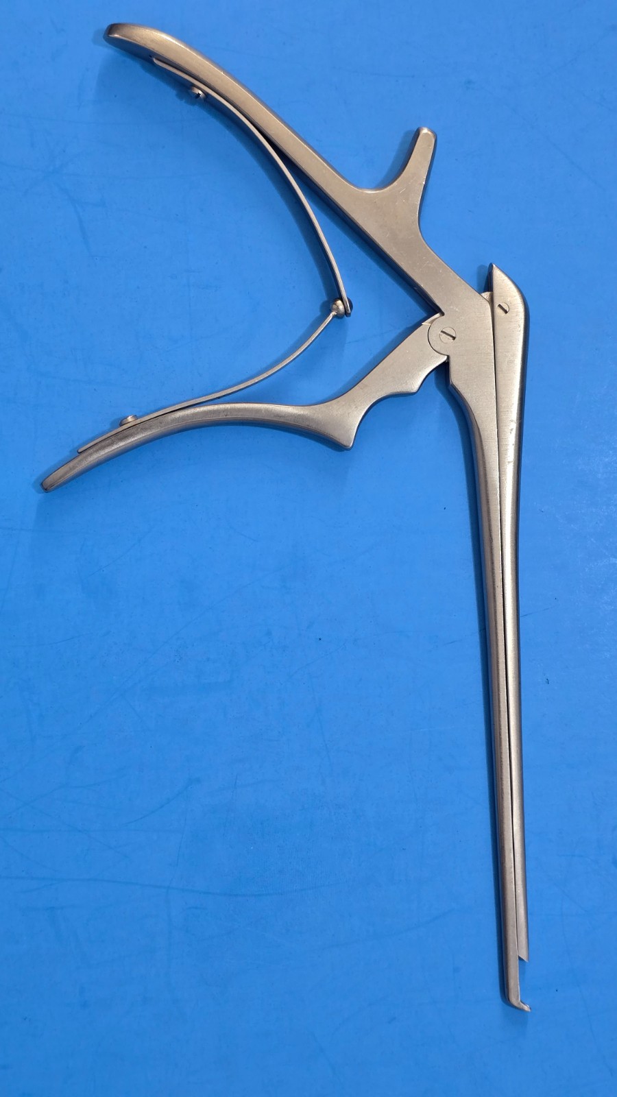 AESCULAP FF773R Surgical Kerrison Rongeur 7″ shaft 3mm x 40 degree