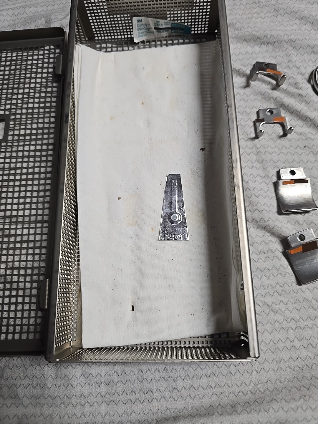 Income 1570 Retractor