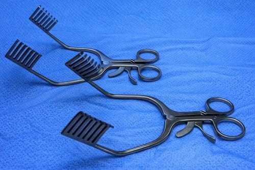 V. Mueller NL960 Miskimon Retractor 7 Sharp Prongs 1-3/8″ Blade x 1-1/4″ Deep 8″