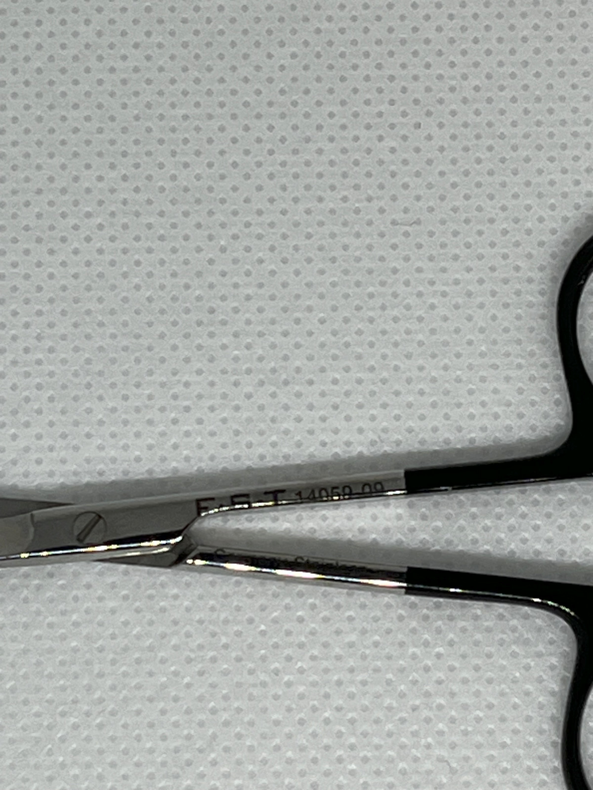 FST Fine Serrated Scissors, 3.5″ Length, 0.79″ Curved Cutting Edge, Excellent
