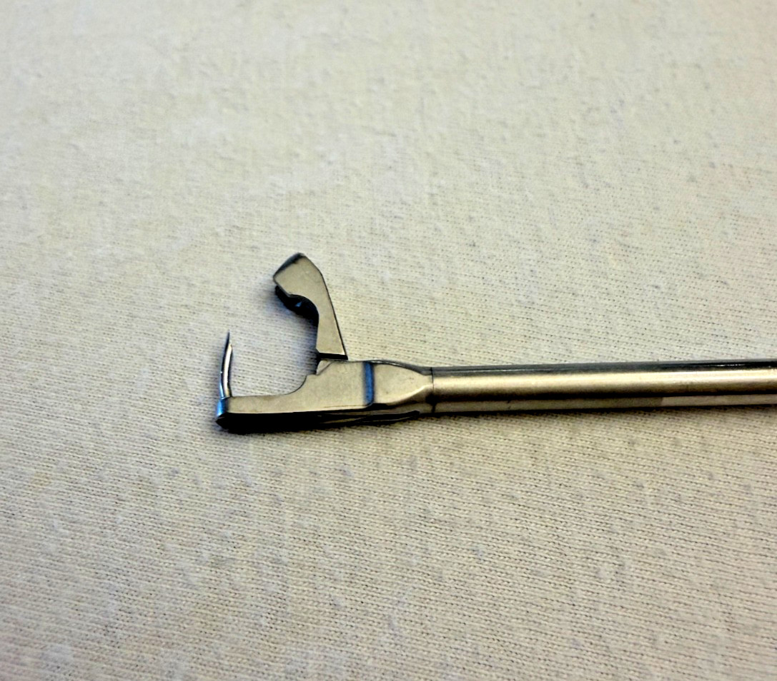 Conmed Linvatec Schutt 18.1009 4.0 mm Slotted Suture Punch, Right