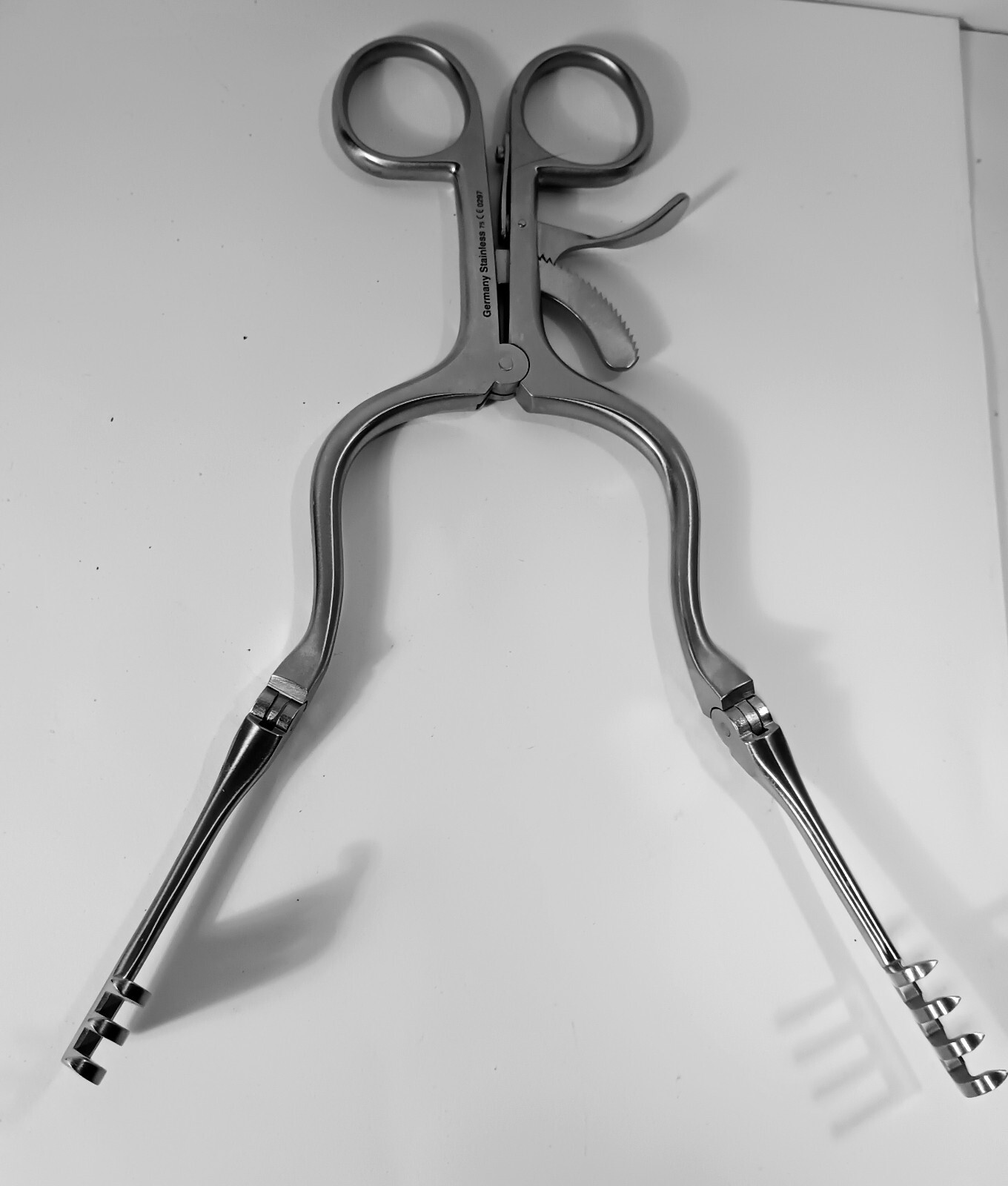 Ruggles RN 2614 Self-Retaining Retractor Hinged Blades Ratchet- Ring Handles
