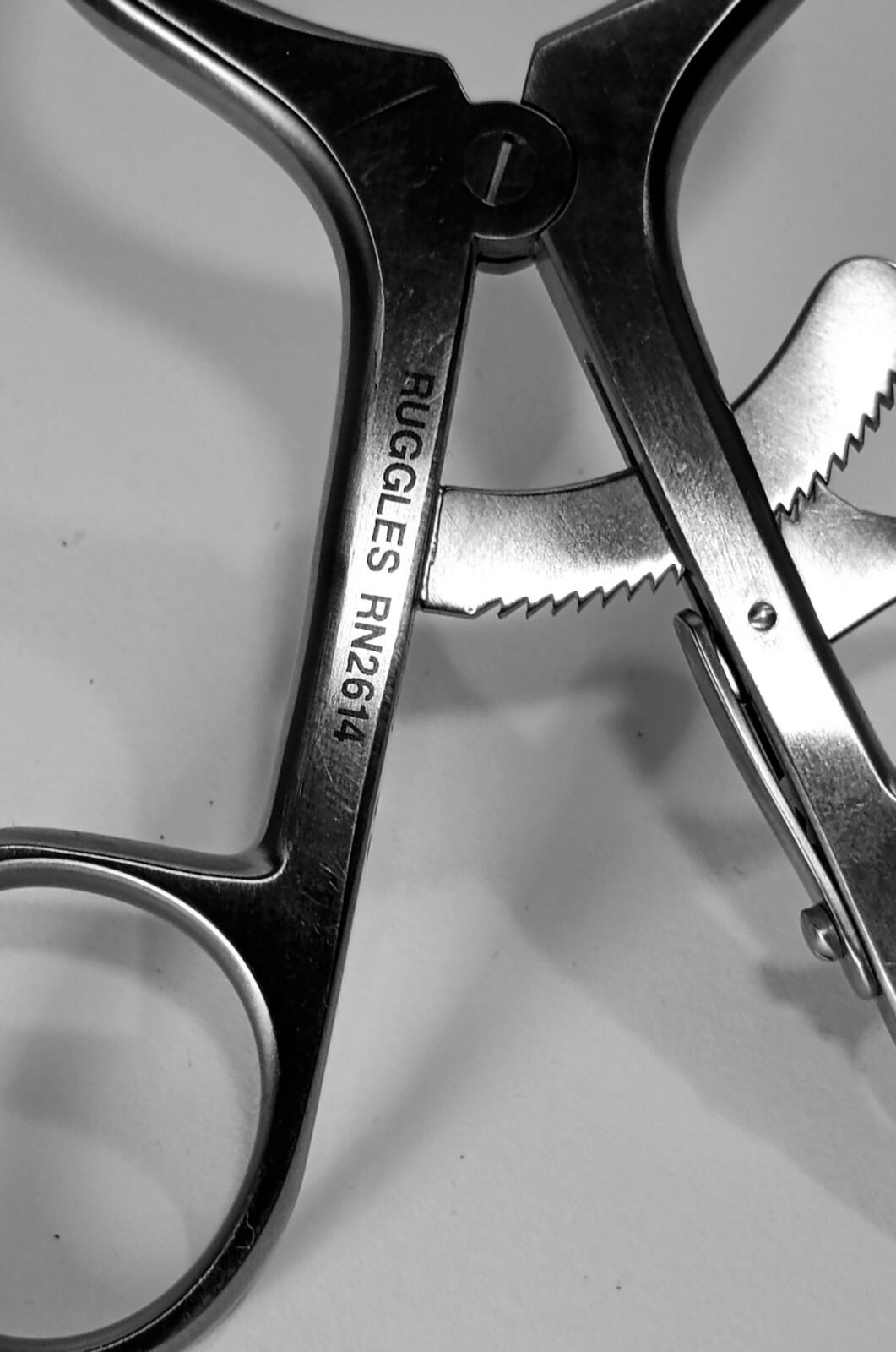 Ruggles RN 2614 Self-Retaining Retractor Hinged Blades Ratchet- Ring Handles