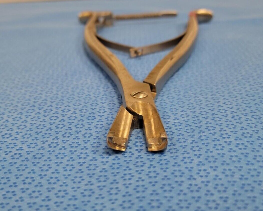 Stryker 48040040 Surgical Orthopedic XIA Lateral Hook Forceps Neurology Spine
