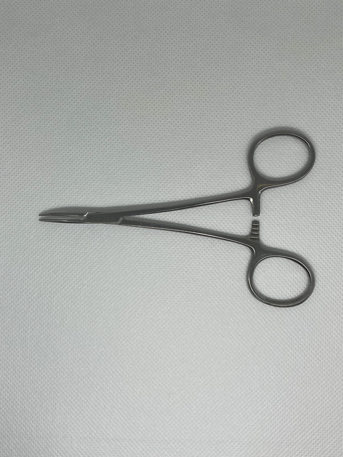 FST Hemostatic Forceps, 5″ Length, Serrated Curved 3/4″ Jaws, Excellent