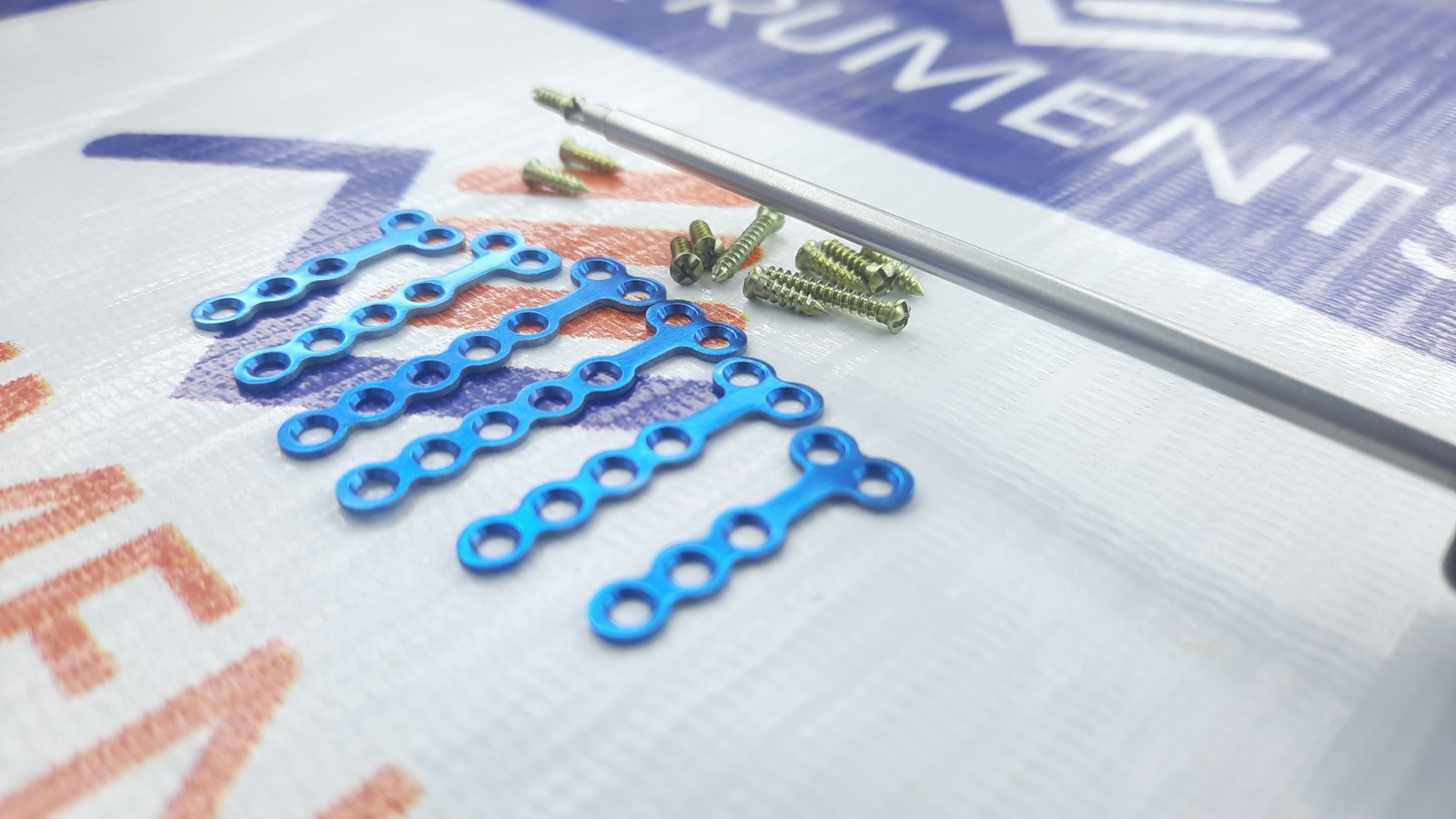 T 1.5mm Maxillofacial 2 hole head & (3-5 H shaft) Plate & screws 51 pcs