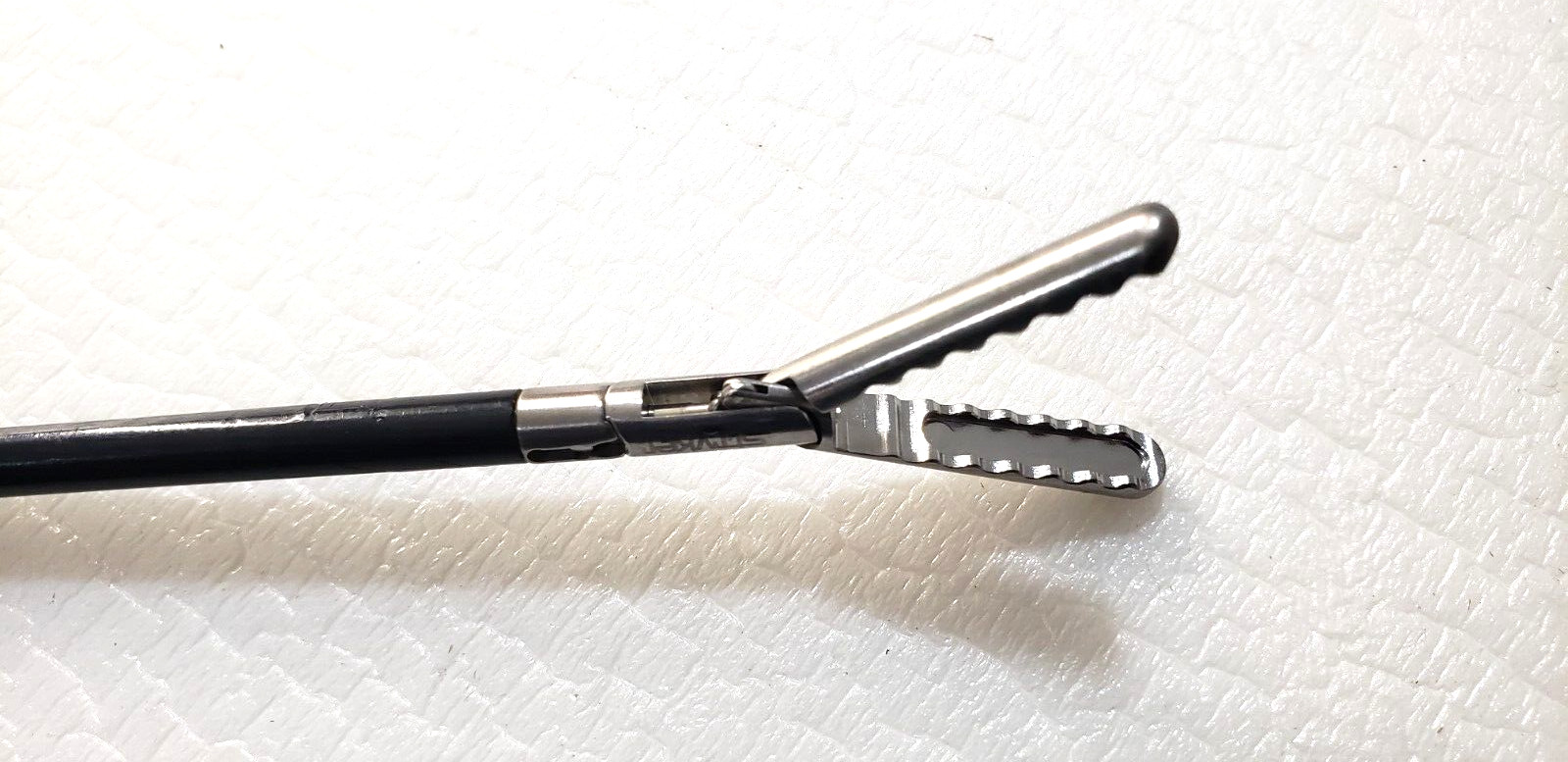 Stryker Surgical Laparoscopic 5mmx33cm Grasping Forceps Monopolar Ratchet Handle