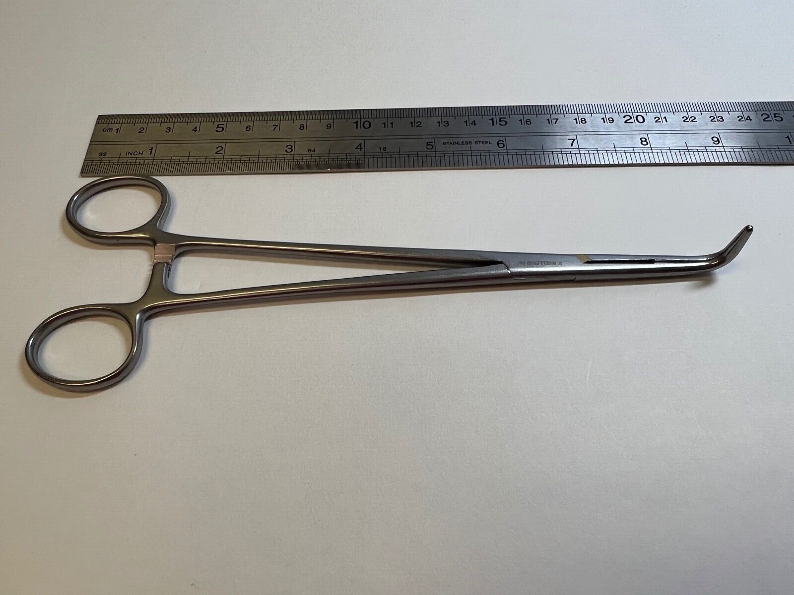 V. Mueller CH1725 Forcep 8-1/2″ Cross Serrated Tips w/ Longitudinal Serrations