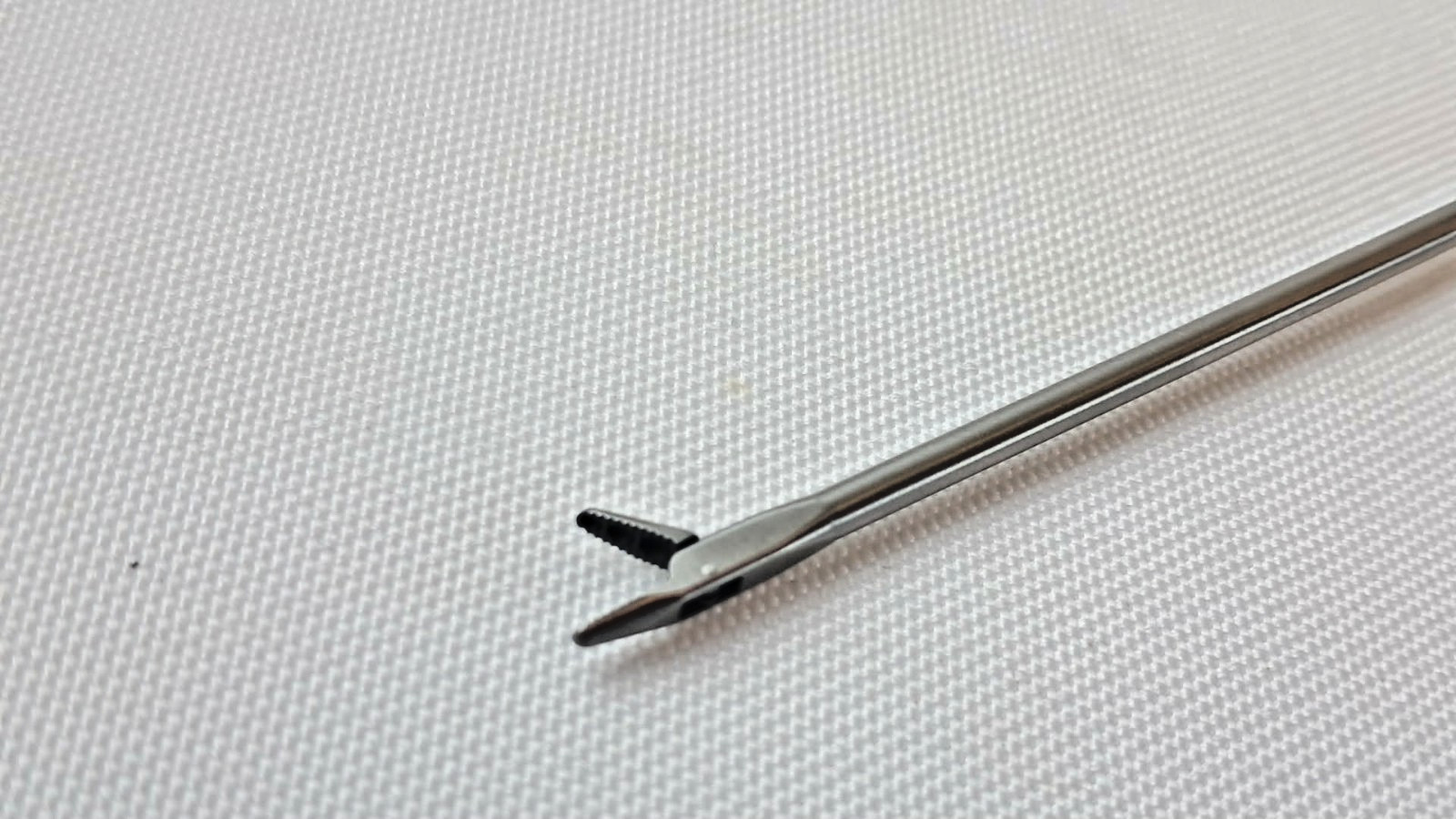 Arthrex AR-11700NR Pointed Straight Tip Grasper 2.75mm Straight Shaft