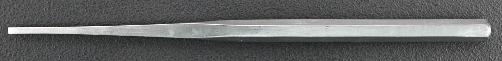 Storz N4302 Osteotome, 2mm Wide Blade, Straight, 6.75″
