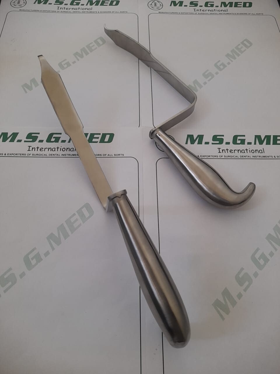 90* Angled Hohmann Bone Elevator 26cm/10” Length 16.5cm working length 20m widh