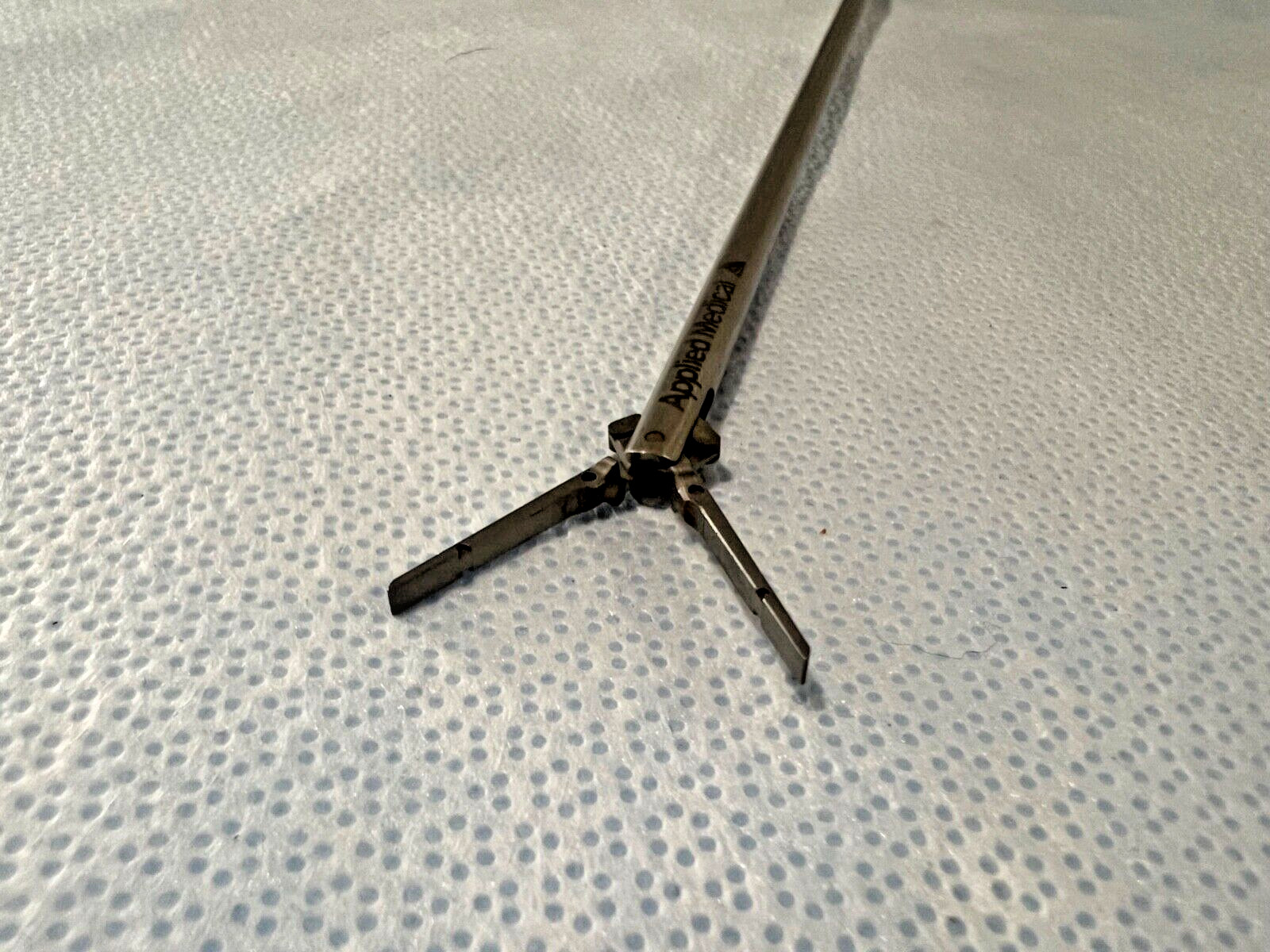 Applied Medical C5209 Laparoscopic A-Trac Rotating Bowel Clamp 5mm x 38cm
