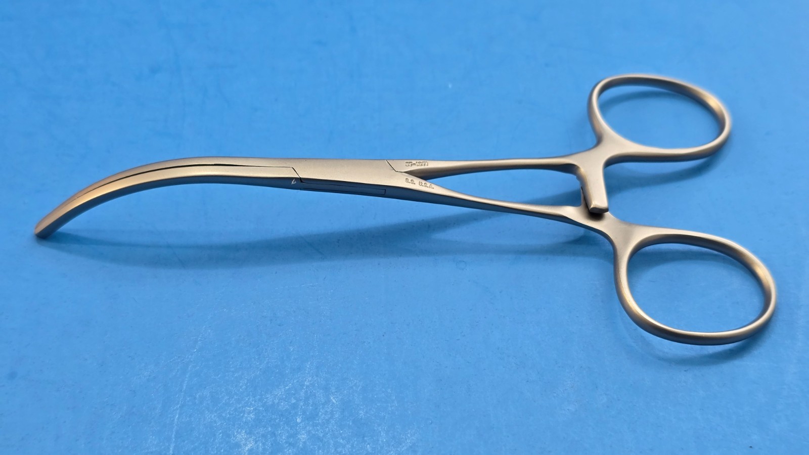 CODMAN 37-1071 Surgical Pediatric Debakey Clamp 13cm Curved Jaws.